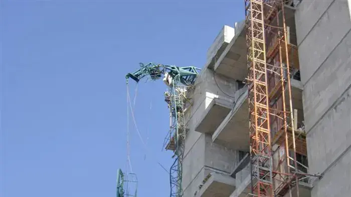 פועל נהרג בהתמוטטות מנוף בחולון פועל נהרג בהתמוטטות מנוף בחולון