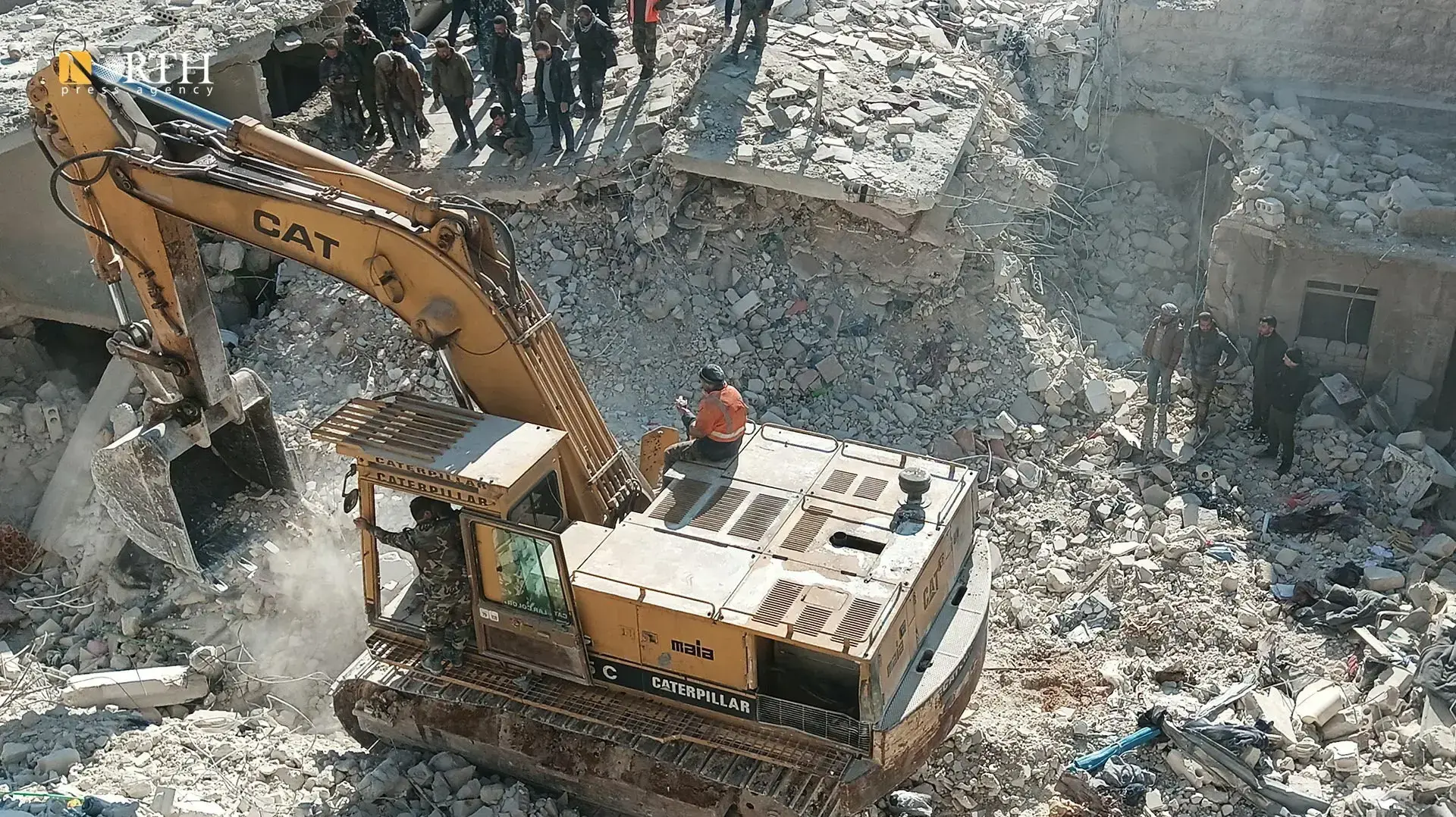 צוותי הצלה מחפשים נעדרים במבנה שקרס בעיר חאלב, סוריה, 22 בינואר 2023 צוותי הצלה מחפשים נעדרים במבנה שקרס בעיר חאלב, סוריה, 22 בינואר 2023