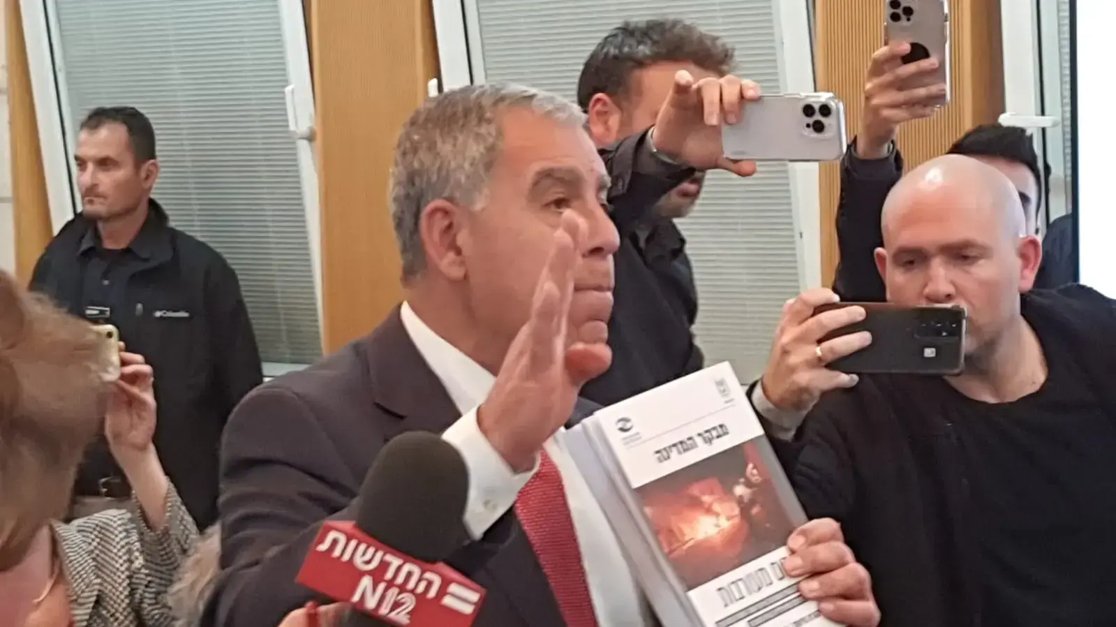 חבר הכנסת מיקי לוי מתפרץ למסיבת העיתונאים של השר לביטחון לאומי איתמר בן גביר ומפכ"ל המשטרה רב ניצב קובי שבתאי חבר הכנסת מיקי לוי מתפרץ למסיבת העיתונאים של השר לביטחון לאומי איתמר בן גביר ומפכ"ל המשטרה רב ניצב קובי שבתאי