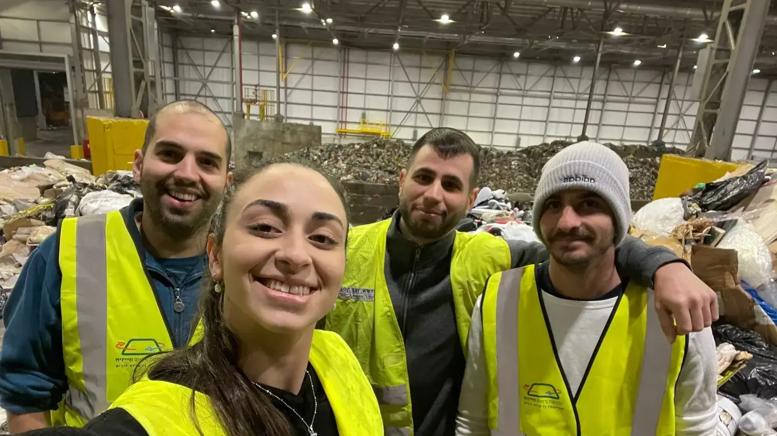 זוג צעיר הצליח לאתר טבעת נישואים שנפלה בטעות לאשפה בתל אביב, ינואר 2023 זוג צעיר הצליח לאתר טבעת נישואים שנפלה בטעות לאשפה בתל אביב, ינואר 2023