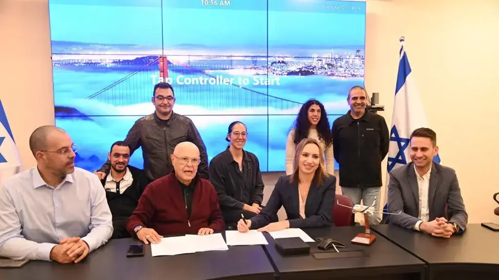 יושבים מקדימה' מימין לשמאל: אנדרו דנוס, מבעלי דיוטי פרי גwיימס ריצwרדסון, דינה בן טל גננסיה, מנכ"לית אל על, אלי בירנבאום, יו״ר הוועד הפראלימפי, וחבר הוועד הפראלימפי איתי אלימלך.
עומדים, מימין לשמאל: רז שוהם, מאמן נבחרת נשים כדורשער, גל חמרני, שחקנית נבחרת ישראל בכדורשער נשים, מורן סמואל, מדליסטית פארלימפית, יעקב בנינסון, מאמן נבחרת השחייה, איאד שלבי, מדליסט פארלימפי בשחייה
יושבים מקדימה' מימין לשמאל: אנדרו דנוס, מבעלי דיוטי פרי גwיימס ריצwרדסון, דינה בן טל גננסיה, מנכ"לית אל על, אלי בירנבאום, יו״ר הוועד הפראלימפי, וחבר הוועד הפראלימפי איתי אלימלך.
עומדים, מימין לשמאל: רז שוהם, מאמן נבחרת נשים כדורשער, גל חמרני, שחקנית נבחרת ישראל בכדורשער נשים, מורן סמואל, מדליסטית פארלימפית, יעקב בנינסון, מאמן נבחרת השחייה, איאד שלבי, מדליסט פארלימפי בשחייה
