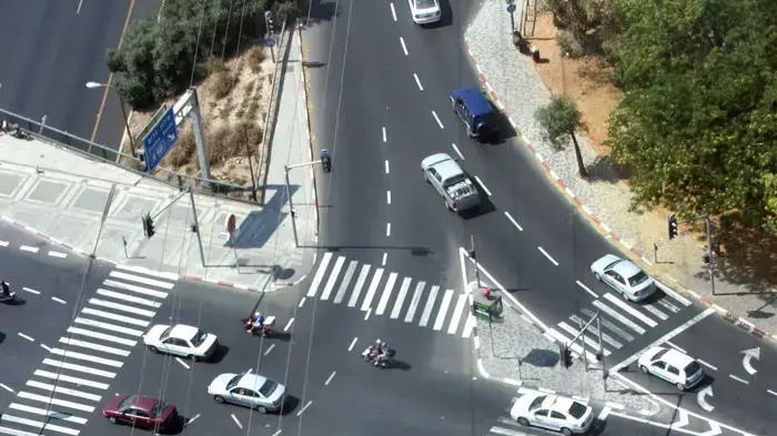 כביש מתחת לבניין עזריאלי כביש מתחת לבניין עזריאלי
