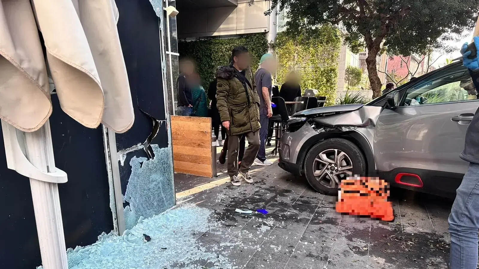 נהג רכב כבן 70 פגע בחזית חנות ברחוב הברזל, תל אביב. 9 פברואר 2023 נהג רכב כבן 70 פגע בחזית חנות ברחוב הברזל, תל אביב. 9 פברואר 2023