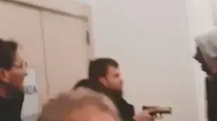 שגרירת ישראל רודיקה רדיאן-גורדון בספרד הותקפה על ידי פעילים פרו-פלסטינים במהלך הרצאה שנתנתה באוניברסיטה במדרדיד. מאבטח שולף נשק ומכוון לעבר המפגינים, 1 בפברואר 2023 שגרירת ישראל רודיקה רדיאן-גורדון בספרד הותקפה על ידי פעילים פרו-פלסטינים במהלך הרצאה שנתנתה באוניברסיטה במדרדיד. מאבטח שולף נשק ומכוון לעבר המפגינים, 1 בפברואר 2023