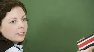 מורה מול לוח מורה מול לוח