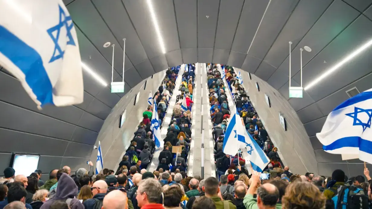 מפגינים בתחנת הרכבת נבון בדרכם למחאה נגד המהפכה המשפטית, 13 בפברואר 2023 מפגינים בתחנת הרכבת נבון בדרכם למחאה נגד המהפכה המשפטית, 13 בפברואר 2023
