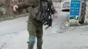 חייל גולני תועד מכה פלסטיני ליד חברון חייל גולני תועד מכה פלסטיני ליד חברון