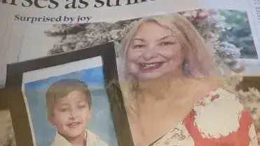 אישה שחשבה שבנה מת לפני יותר מעשור הייתה המומה לאחר שגילתה שהוא בחיים. אישה שחשבה שבנה מת לפני יותר מעשור הייתה המומה לאחר שגילתה שהוא בחיים.
