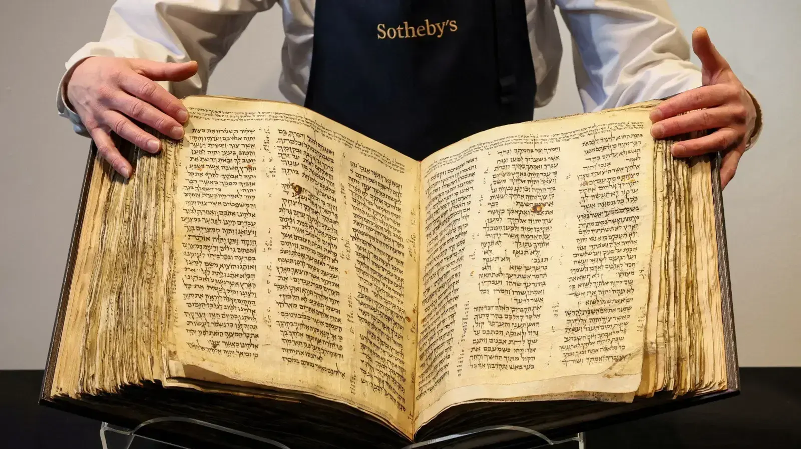 ספר התנ"ך העתיק ביותר בעולם מוצג בבית מכירות של סותבי'ס בניו יורק, ארה"ב, 15 בפברואר 2023 ספר התנ"ך העתיק ביותר בעולם מוצג בבית מכירות של סותבי'ס בניו יורק, ארה"ב, 15 בפברואר 2023