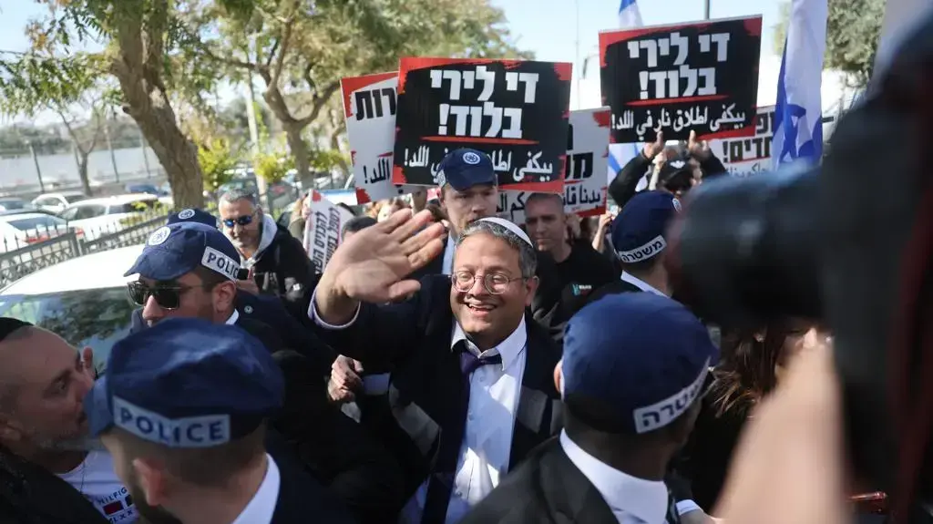 איתמר בן גביר, השר לביטחון לאומי בהפגנת תושבי לוד מחוץ לכנסת, 19 בפברואר 2023 איתמר בן גביר, השר לביטחון לאומי בהפגנת תושבי לוד מחוץ לכנסת, 19 בפברואר 2023
