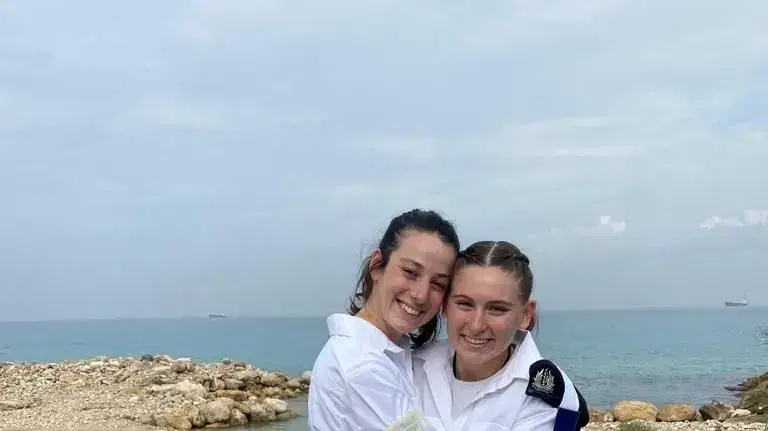 מימין בת הים, מצולמת עם חברה מימין בת הים, מצולמת עם חברה