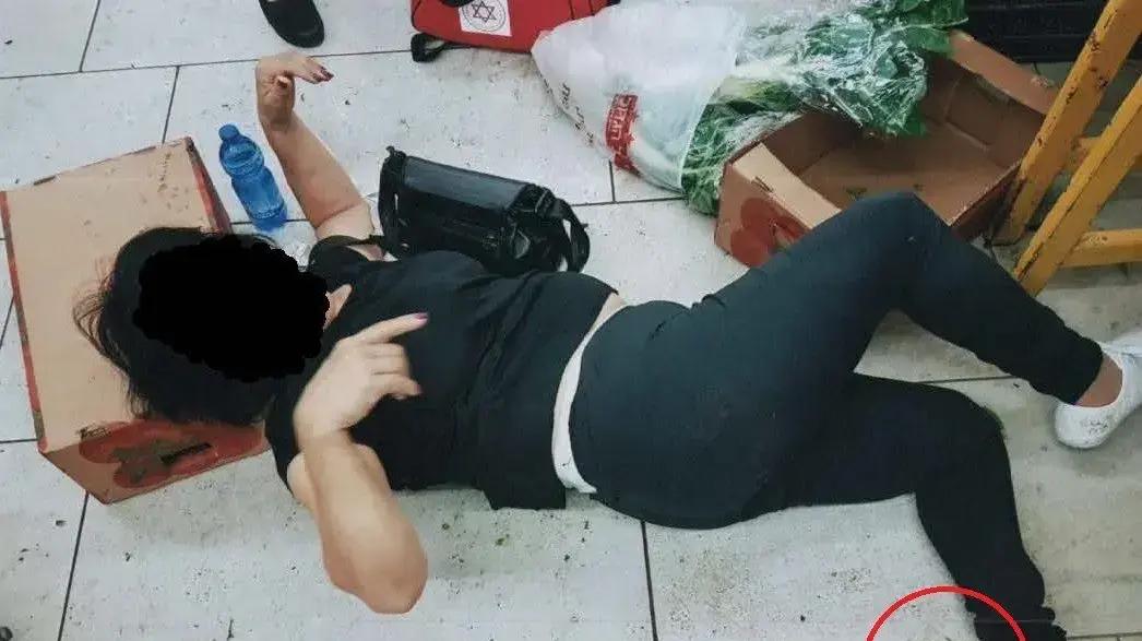 לקוחה שהחליקה על תרמיל פול בשוק פייסל לקוחה שהחליקה על תרמיל פול בשוק פייסל