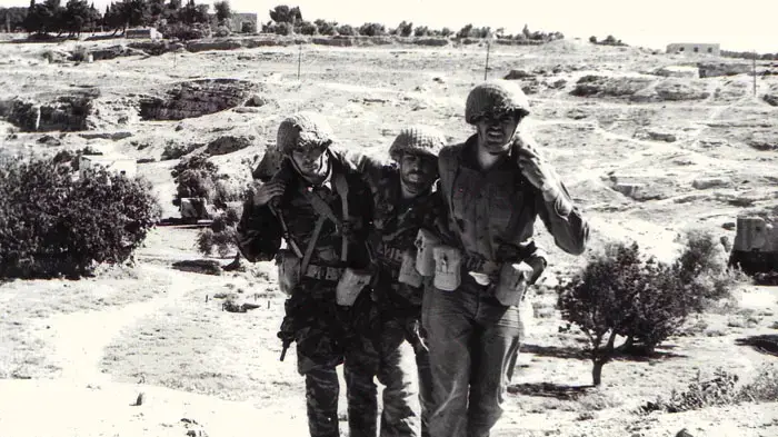 חיילים סוחבים פצוע במהלך הקרבות בירושלים במלחמת ששת הימים חיילים סוחבים פצוע במהלך הקרבות בירושלים במלחמת ששת הימים