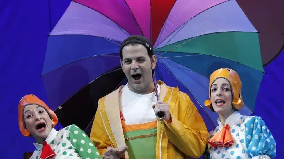 ההצגה מחסן השטוזים של דתיה ההצגה מחסן השטוזים של דתיה