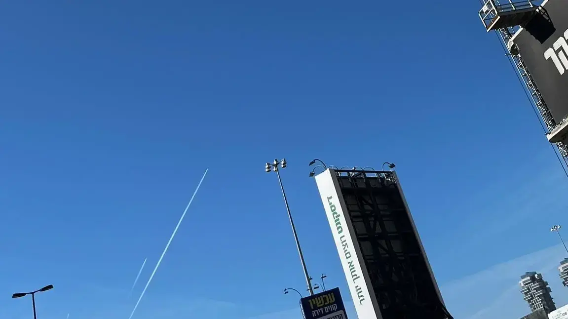 שובלי הסילון בשמי תל אביב
11 במרץ 2023 שובלי הסילון בשמי תל אביב
11 במרץ 2023