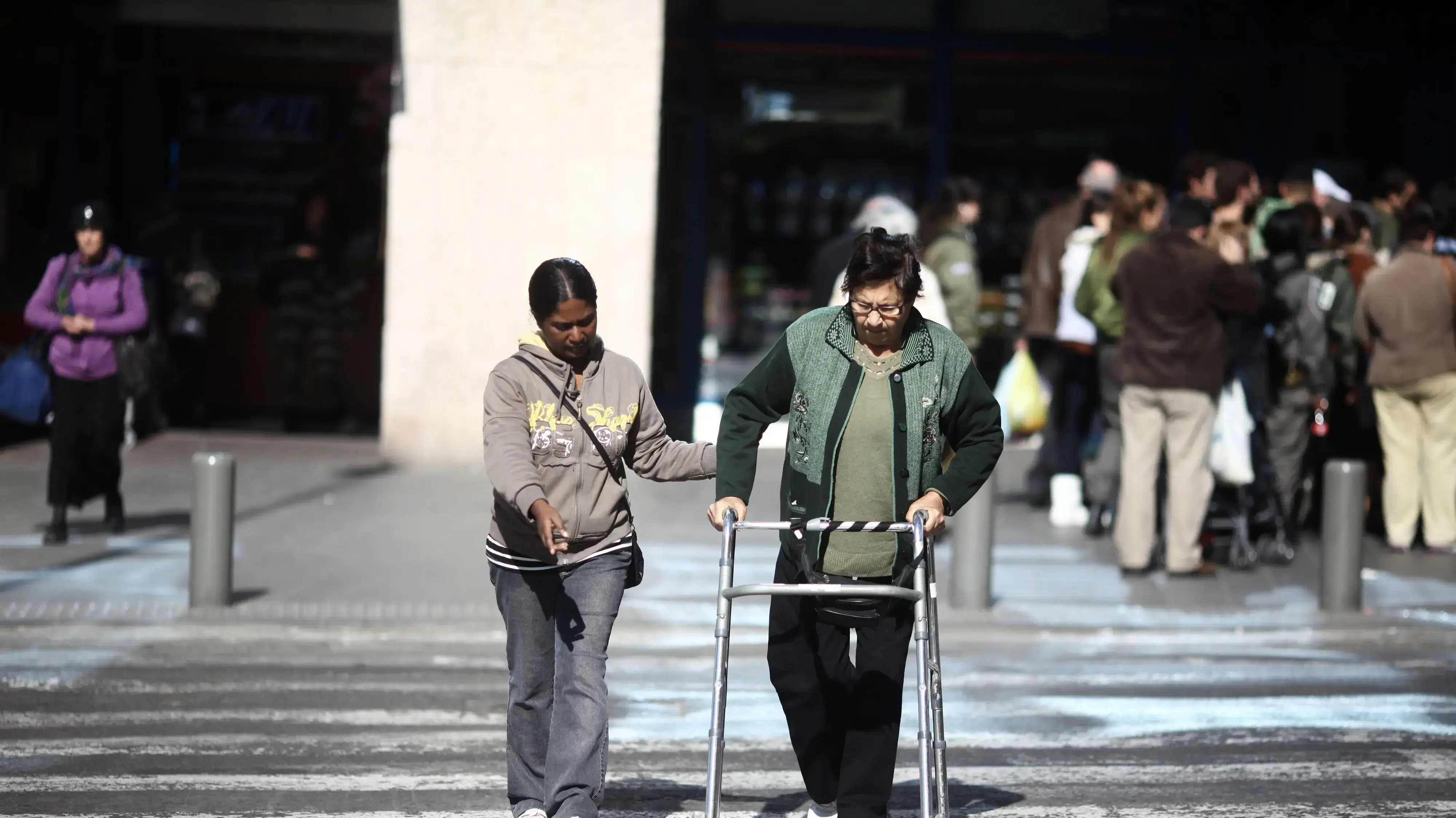 עובדת זרה מסייעת לקשישה עובדת זרה מסייעת לקשישה