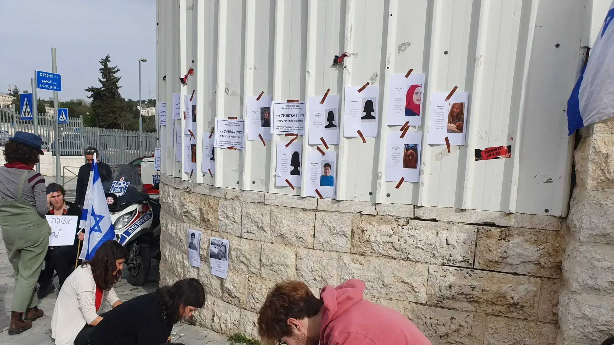 מפגינות הקימו פינת זיכרון לנשים מחוץ להרמת הכוסית של איתמר בן גביר מפגינות הקימו פינת זיכרון לנשים מחוץ להרמת הכוסית של איתמר בן גביר