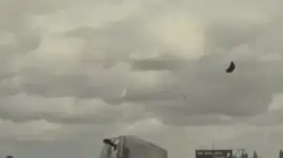 רכב עף באוויר והתהפך לאחר שצמיג ממכונית סמוכה התשחרר ופגע בו רכב עף באוויר והתהפך לאחר שצמיג ממכונית סמוכה התשחרר ופגע בו