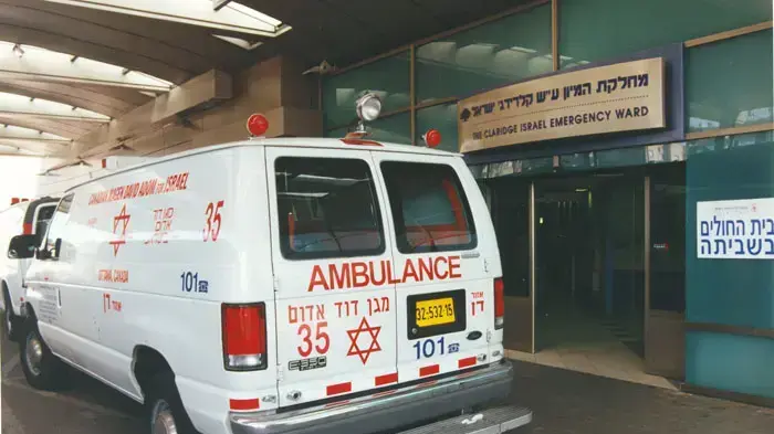 אמבולנס בכניסה לחדר מיון אמבולנס בכניסה לחדר מיון