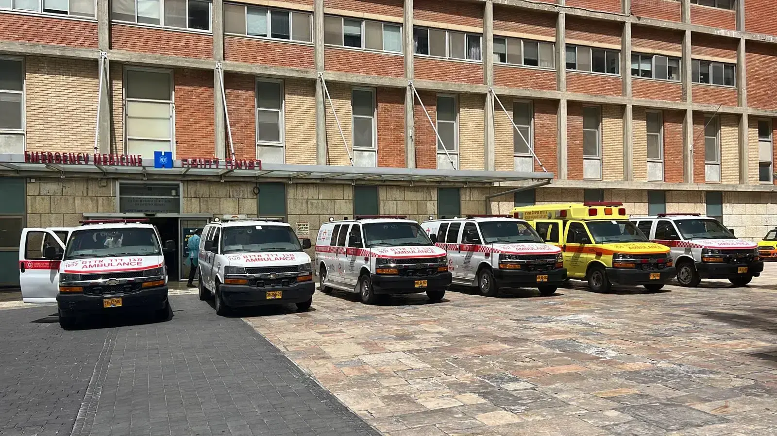 אמבולנסים מחוץ לחדר המיון בבית החולים הדסה עין כרם בירושלים אמבולנסים מחוץ לחדר המיון בבית החולים הדסה עין כרם בירושלים