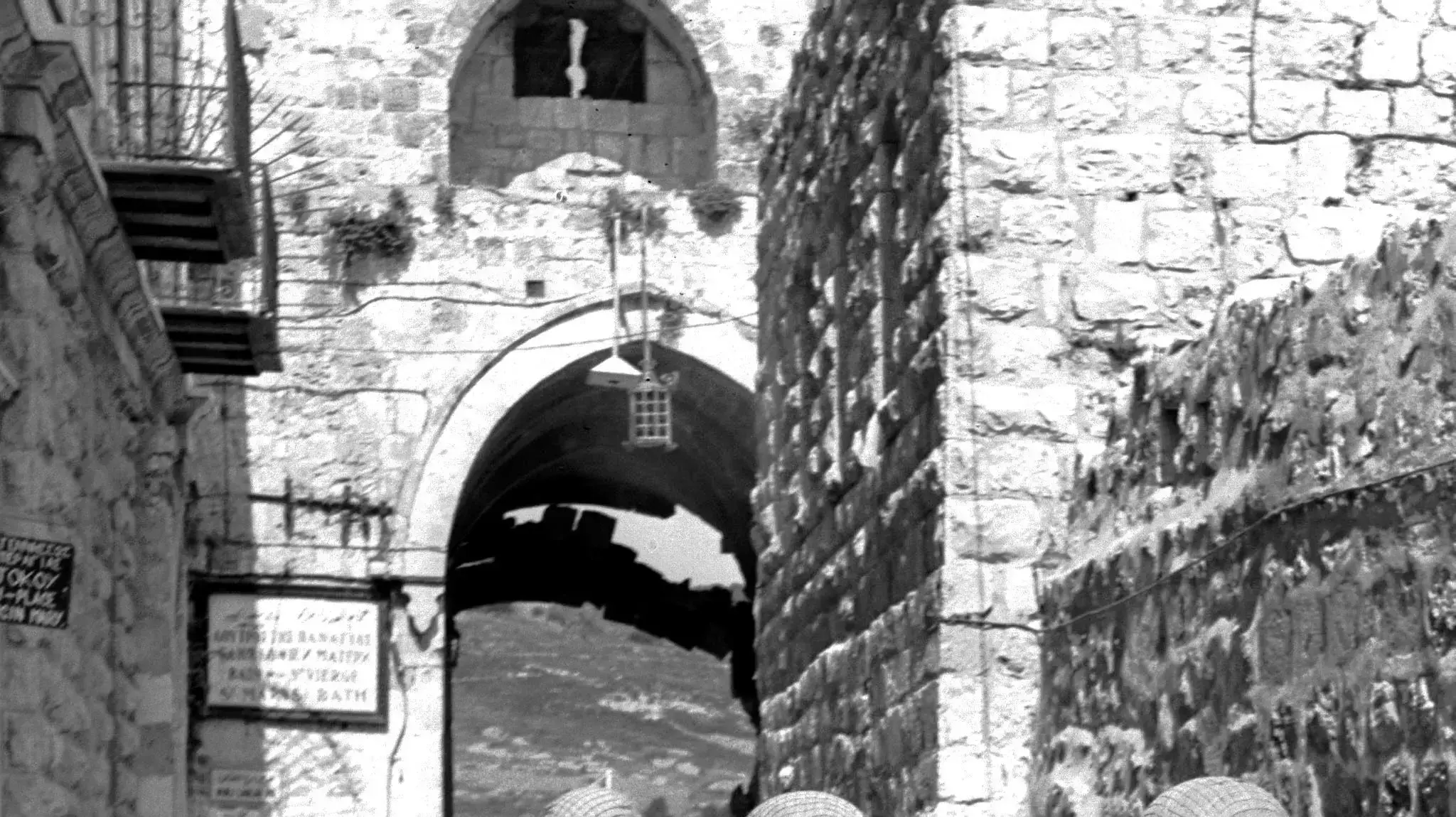 הרמטכ"ל יצחק רבין, שר הביטחון משה דיין ואלוף פיקוד המרכז עוזי נרקיס נכנסים לעיר העתיקה בירושלים דרך שער האריות לאחר הקרב על ירושלים הרמטכ"ל יצחק רבין, שר הביטחון משה דיין ואלוף פיקוד המרכז עוזי נרקיס נכנסים לעיר העתיקה בירושלים דרך שער האריות לאחר הקרב על ירושלים
