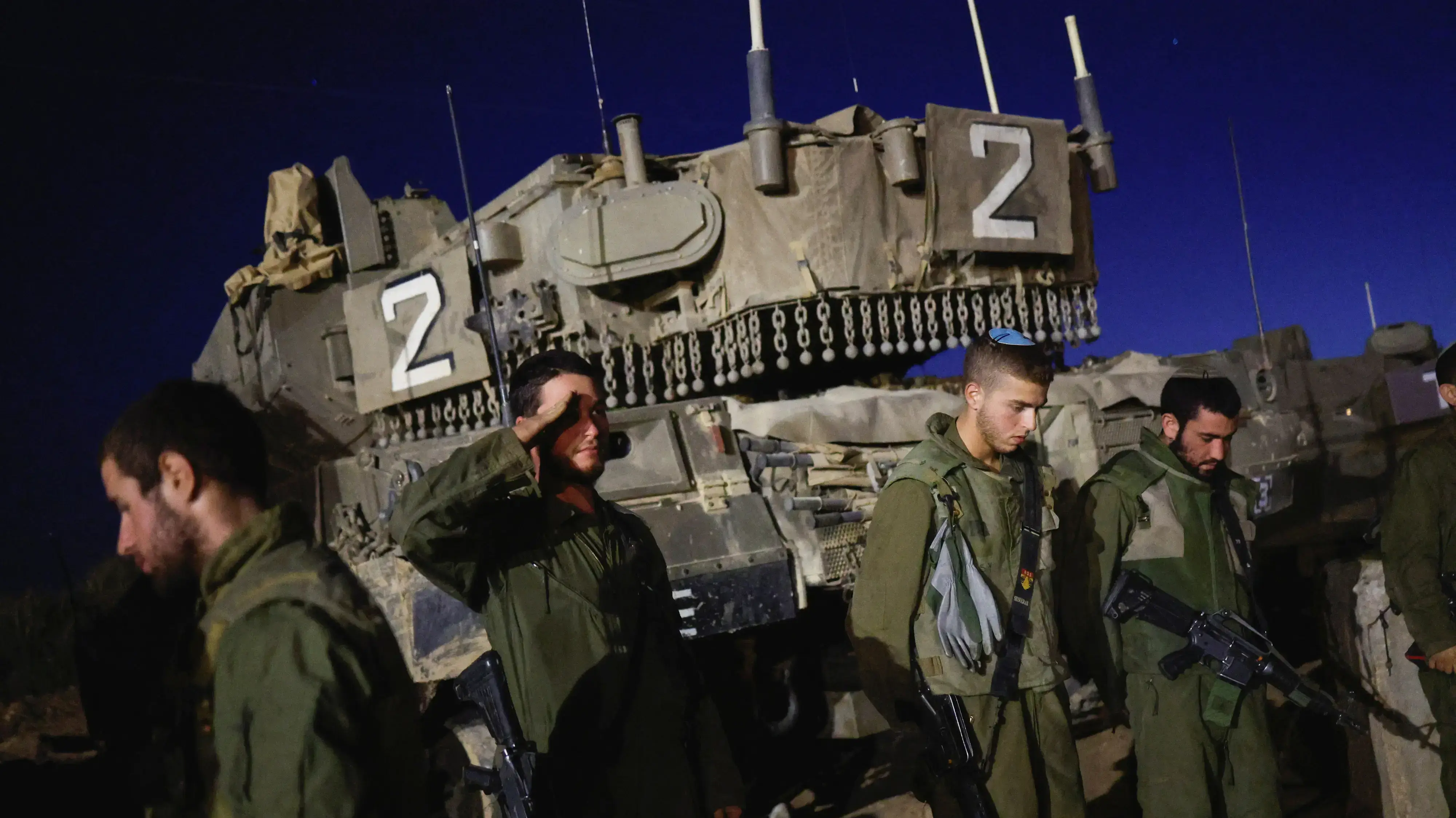 חיילים עומדים דום כשצפירה של דקה אחת נשמעה ברחבי ישראל, לציון יום הזיכרון לזכר חללי צה"ל ונפגעי הטרור הישראלים. 24 באפריל 2023