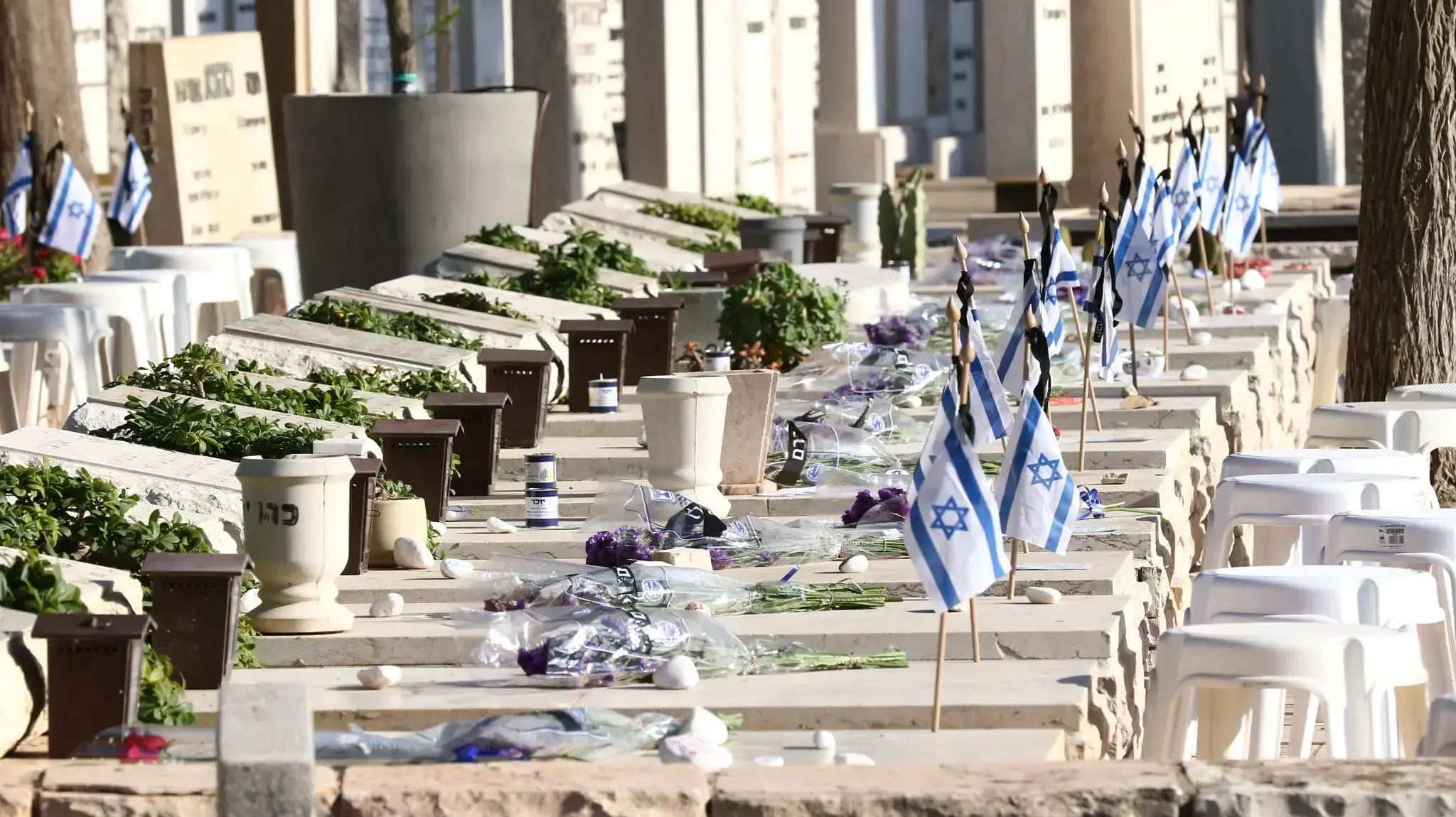 יום הזיכרון לחללי מערכות ישראל ונפגעי פעולות האיבה. בני משפחת טרטנר מניחים זר על קברו של החלל גרשון טרטנר שנפל במלחמת ששת הימים ברמת הגולן. בית העלמין בחדרה, 25 באפריל 2023 יום הזיכרון לחללי מערכות ישראל ונפגעי פעולות האיבה. בני משפחת טרטנר מניחים זר על קברו של החלל גרשון טרטנר שנפל במלחמת ששת הימים ברמת הגולן. בית העלמין בחדרה, 25 באפריל 2023