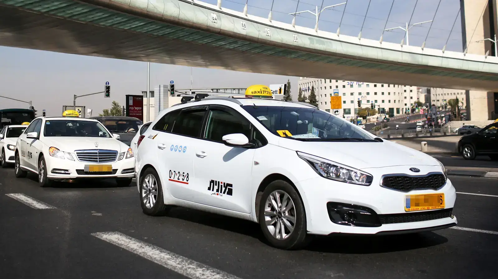 מחאת נהגי המוניות בירושלים בעקבות החלטת שר האוצר משה כחלון להפחית את תעריפי הנסיעה ב-12%, 14 בנובמבר 2016 מחאת נהגי המוניות בירושלים בעקבות החלטת שר האוצר משה כחלון להפחית את תעריפי הנסיעה ב-12%, 14 בנובמבר 2016
