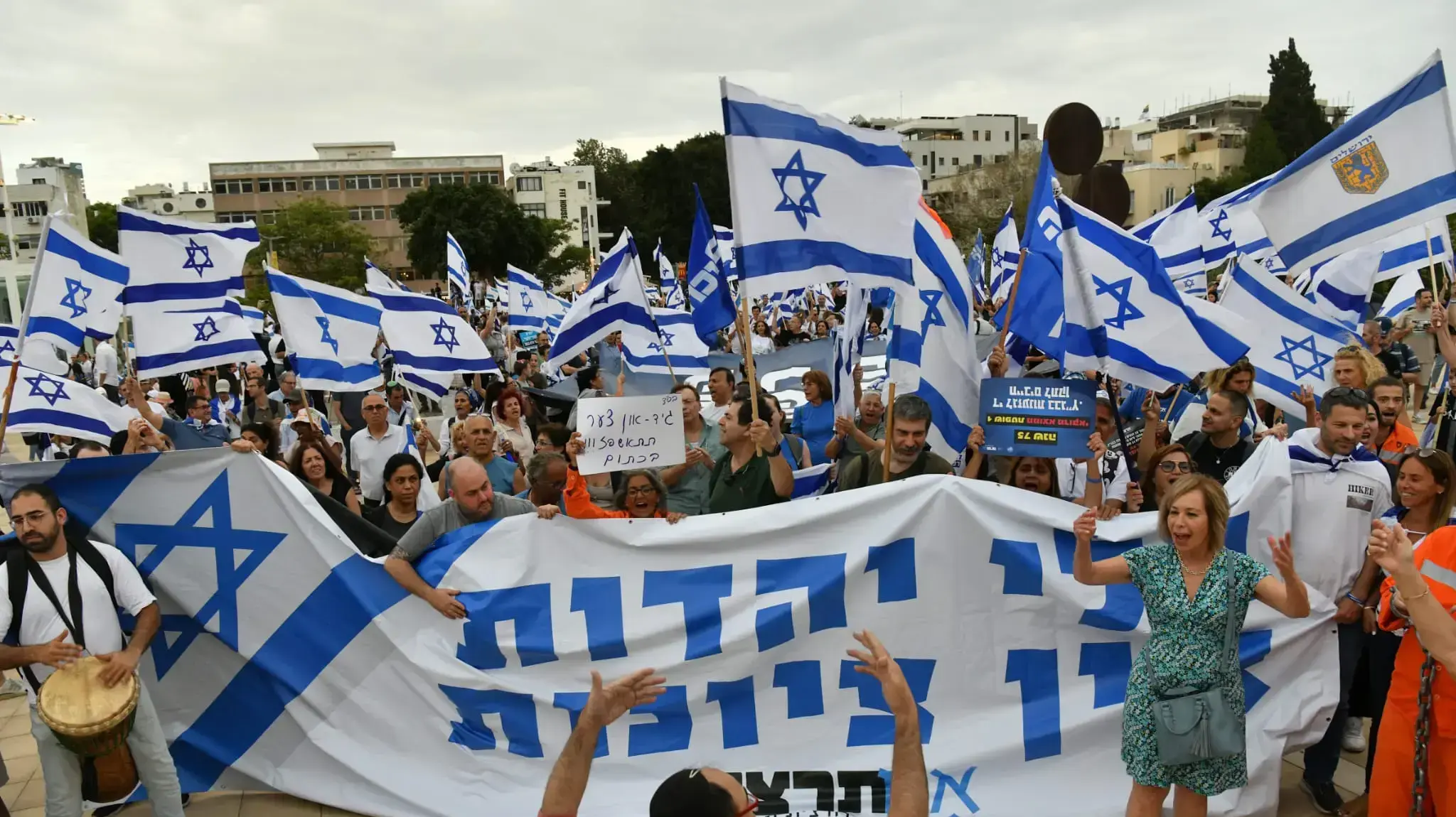 הפגנת הימין בעד המהפכה המשפטית, כיכר הבימה,ת"א 1 ביוני 2023 הפגנת הימין בעד המהפכה המשפטית, כיכר הבימה,ת"א 1 ביוני 2023