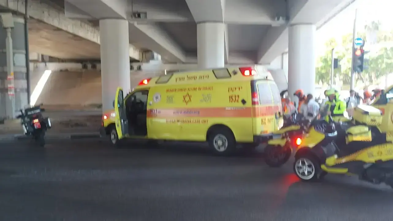 זירת התאונה בדרך קיבוץ גלויות בצומת הולץ בתל אביב זירת התאונה בדרך קיבוץ גלויות בצומת הולץ בתל אביב