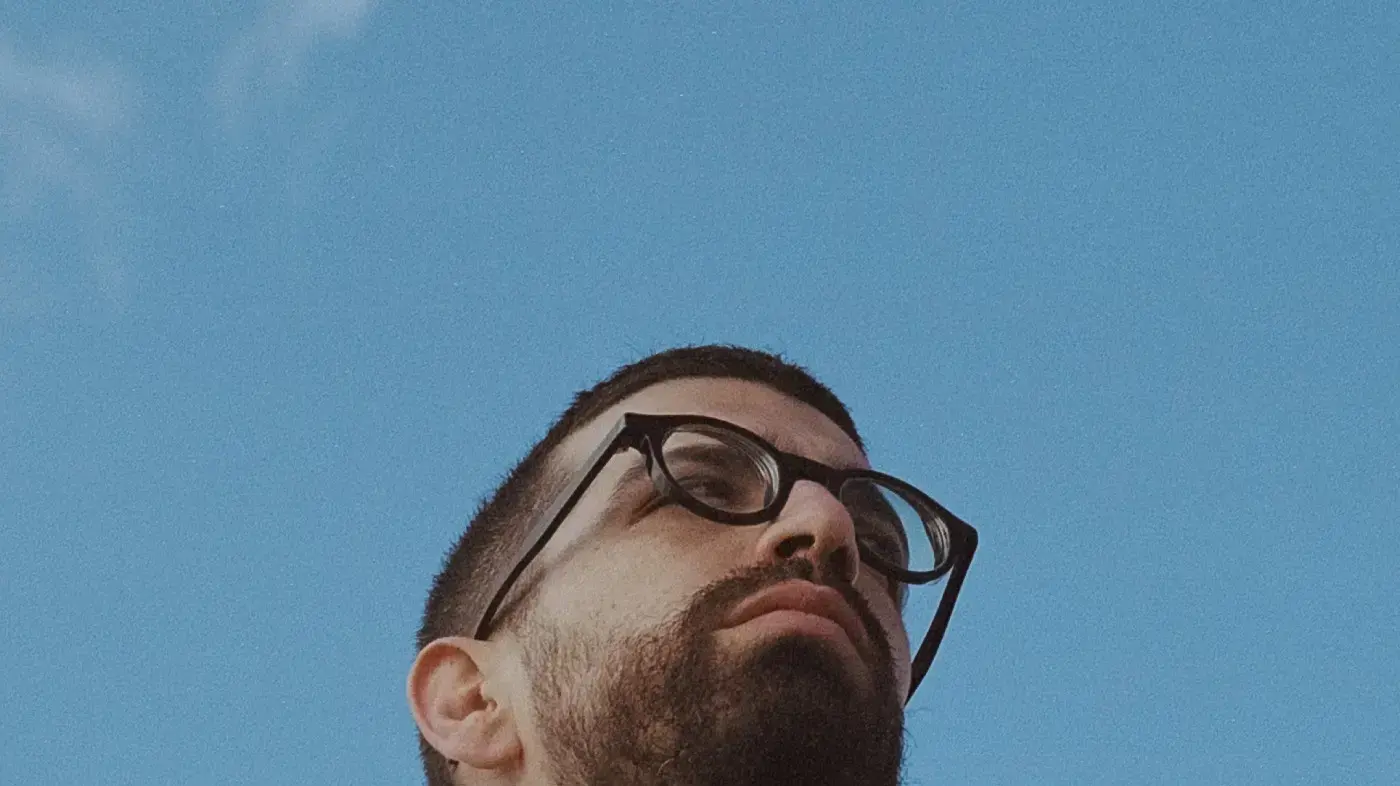"באוגוסט נשיר אותם ביחד כמו משוגעים, כמו נרקומנים של אושר" "באוגוסט נשיר אותם ביחד כמו משוגעים, כמו נרקומנים של אושר"