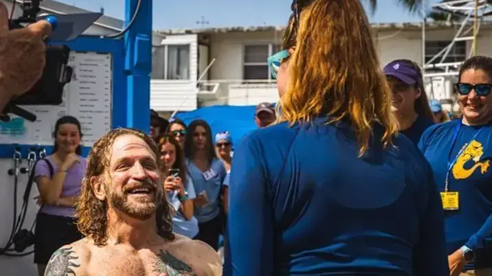 פרופ' ג'וזף דיטורי יוצא מתחת המים אחרי ששהה שם 100 ימים 