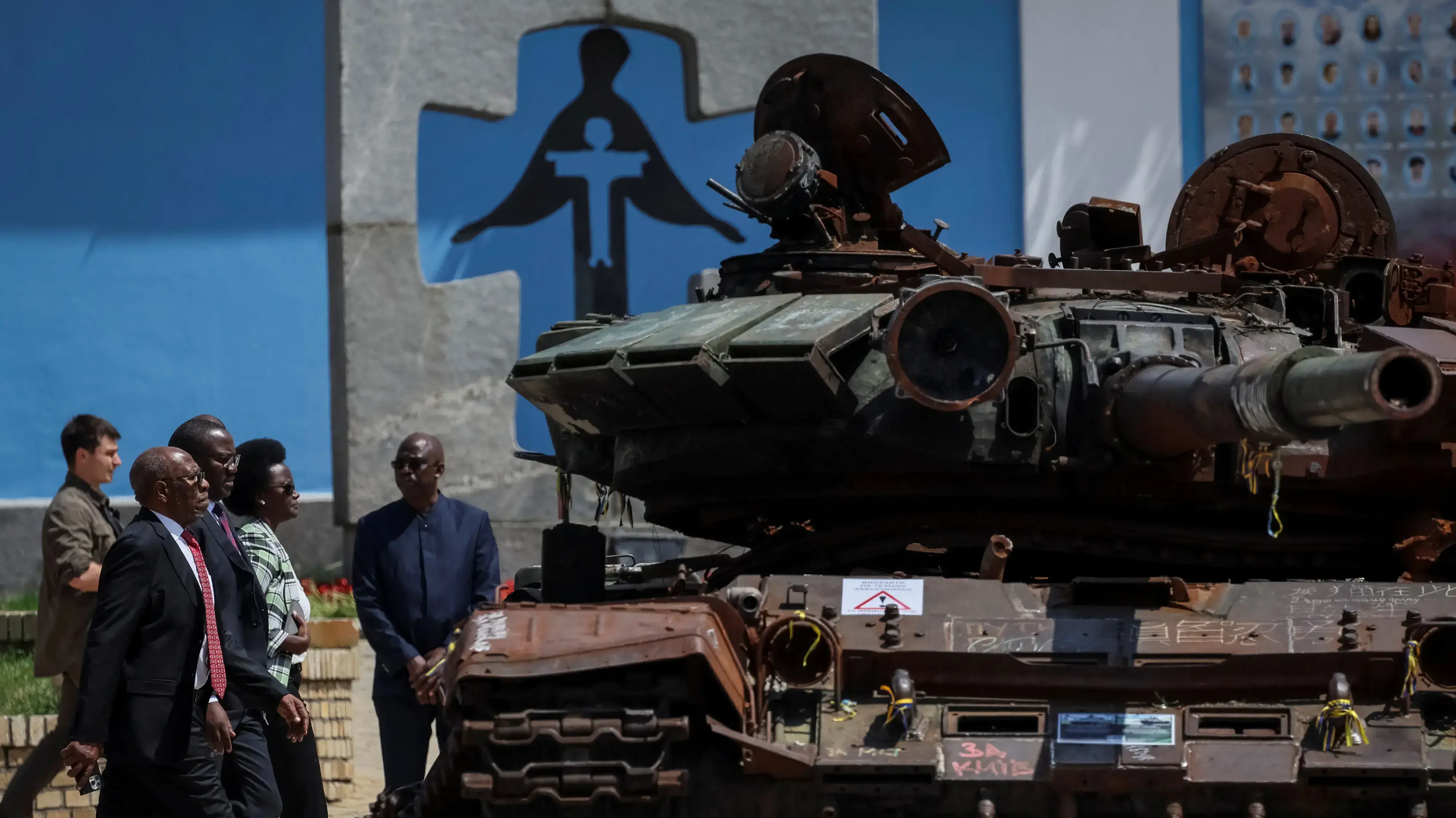 Former Prime Minister of Uganda Ruhakana Rugunda visits an exhibition of destroyed vehicles on the day of his visit at the Wall of Remembrance to pay tribute to killed Ukrainian soldiers, amid Russia's attack on Ukraine, in Kyiv, Ukraine June 16, 2023. REUTERS/Gleb Garanich
Former Prime Minister of Uganda Ruhakana Rugunda visits an exhibition of destroyed vehicles on the day of his visit at the Wall of Remembrance to pay tribute to killed Ukrainian soldiers, amid Russia's attack on Ukraine, in Kyiv, Ukraine June 16, 2023. REUTERS/Gleb Garanich