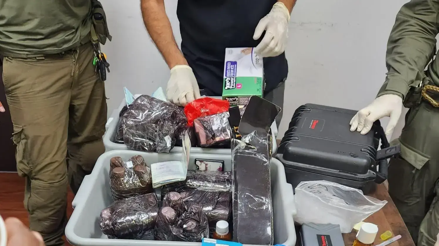 בקבוקים החשודים כמכילים קוקאין נוזלי שנתפסו במעבר הגבול מירדן, 25 ביוני 2023 בקבוקים החשודים כמכילים קוקאין נוזלי שנתפסו במעבר הגבול מירדן, 25 ביוני 2023