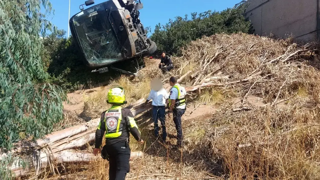 אוטובוס התדרדר לתעלה בצד הדרך בכביש 5 סמוך למחלף גלילות מזרח. 4 ביולי 2023 אוטובוס התדרדר לתעלה בצד הדרך בכביש 5 סמוך למחלף גלילות מזרח. 4 ביולי 2023