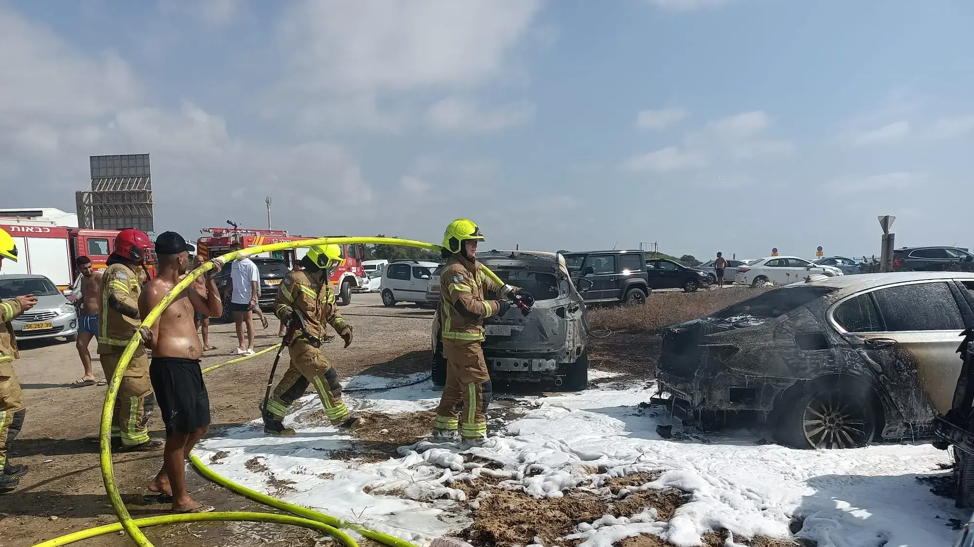 שריפת כלי רכב בחוף הסטודנטים בחיפה, 8 ביולי 2023 שריפת כלי רכב בחוף הסטודנטים בחיפה, 8 ביולי 2023