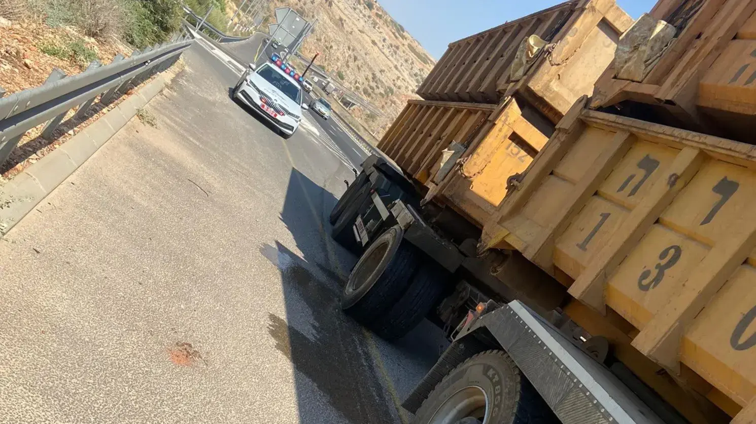 משאית שנעצרה לבדיקת משטרה ומיץ עגבניות נוזל ממנה משאית שנעצרה לבדיקת משטרה ומיץ עגבניות נוזל ממנה