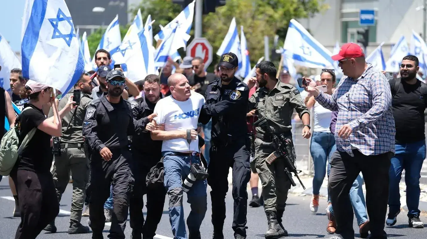 המשטרה עוצרת את גיל נחושתן, עיתונאי ידיעות אחרונות, במהלך הפגנה נגד המהפכה המשפטית, חיפה. 11 ביולי 2023 המשטרה עוצרת את גיל נחושתן, עיתונאי ידיעות אחרונות, במהלך הפגנה נגד המהפכה המשפטית, חיפה. 11 ביולי 2023