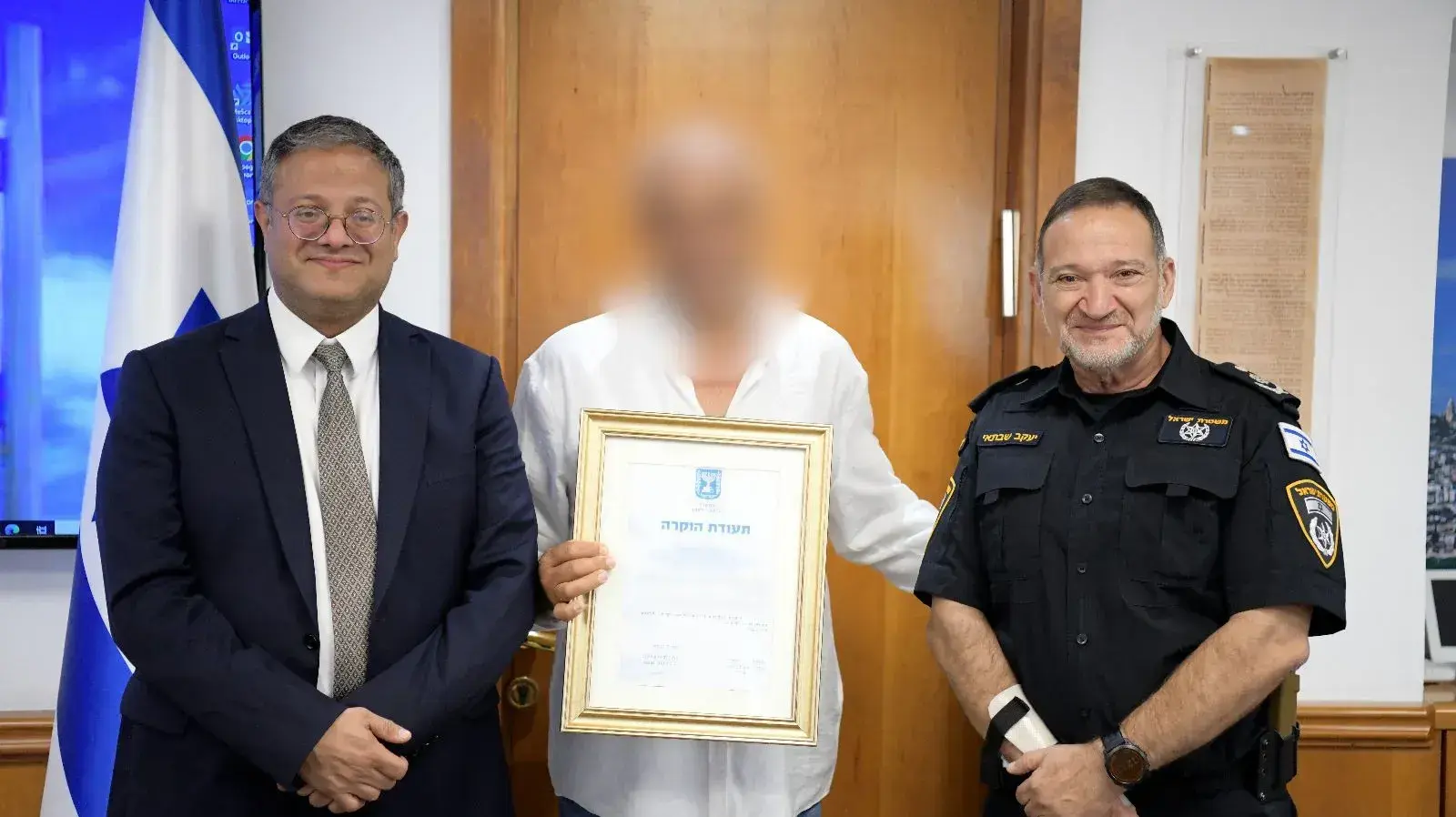 איתמר בן גביר ומפכ"ל המשטרה יעקוב שבתאי מעניקים תעודת הוכרה לאזרח שחיסל את המחבל בפיגוע בתל אביב. 13 ביולי 2023 איתמר בן גביר ומפכ"ל המשטרה יעקוב שבתאי מעניקים תעודת הוכרה לאזרח שחיסל את המחבל בפיגוע בתל אביב. 13 ביולי 2023