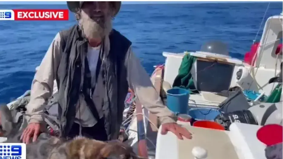 המלח האוסטרלי טים שאדוק וכלבתו בלה אחרי שחולצו מהאוקיינוס השקט, יולי 2023 המלח האוסטרלי טים שאדוק וכלבתו בלה אחרי שחולצו מהאוקיינוס השקט, יולי 2023