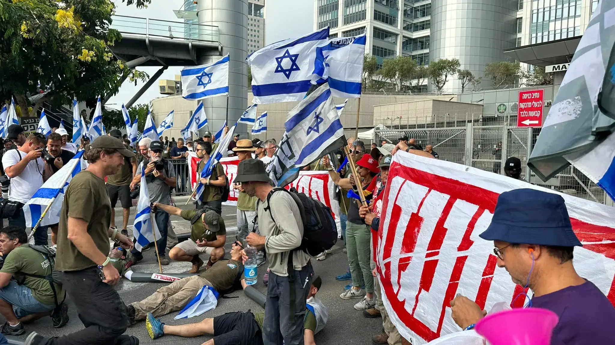 יום שיבושים: הפגנות נגד המהפכה המשפטית, הקריה, תל אביב. 18 ביולי 2023 יום שיבושים: הפגנות נגד המהפכה המשפטית, הקריה, תל אביב. 18 ביולי 2023