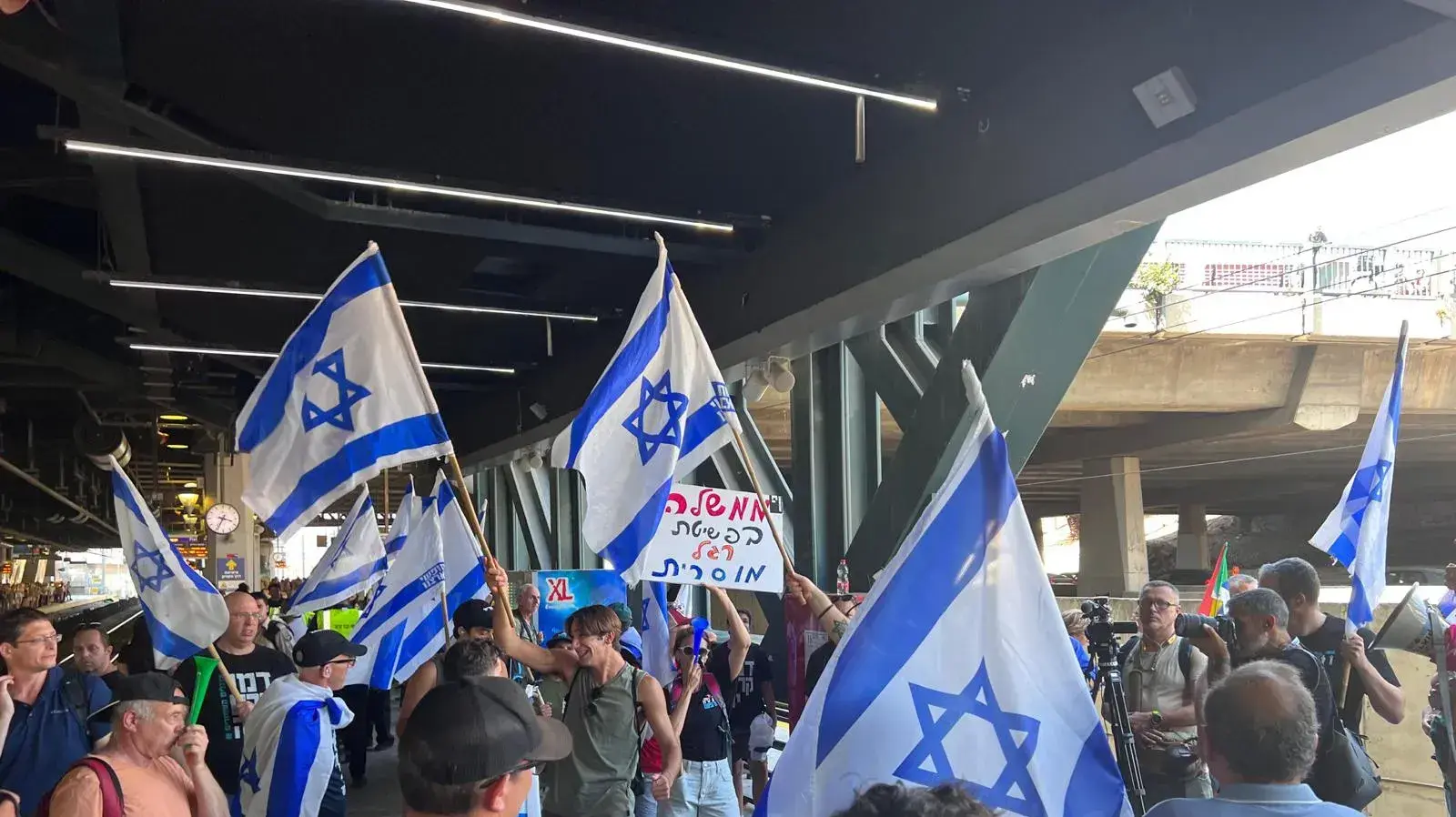 יום שיבושים: הפגנות נגד המהפכה המשפטית, תחנת רכבת השלום בתל אביב. 18 ביולי 2023 יום שיבושים: הפגנות נגד המהפכה המשפטית, תחנת רכבת השלום בתל אביב. 18 ביולי 2023