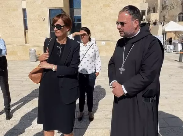 כומר שליווה שרה גרמנית בביקור בכותל, התבקש להסתיר את הצלב כומר שליווה שרה גרמנית בביקור בכותל, התבקש להסתיר את הצלב