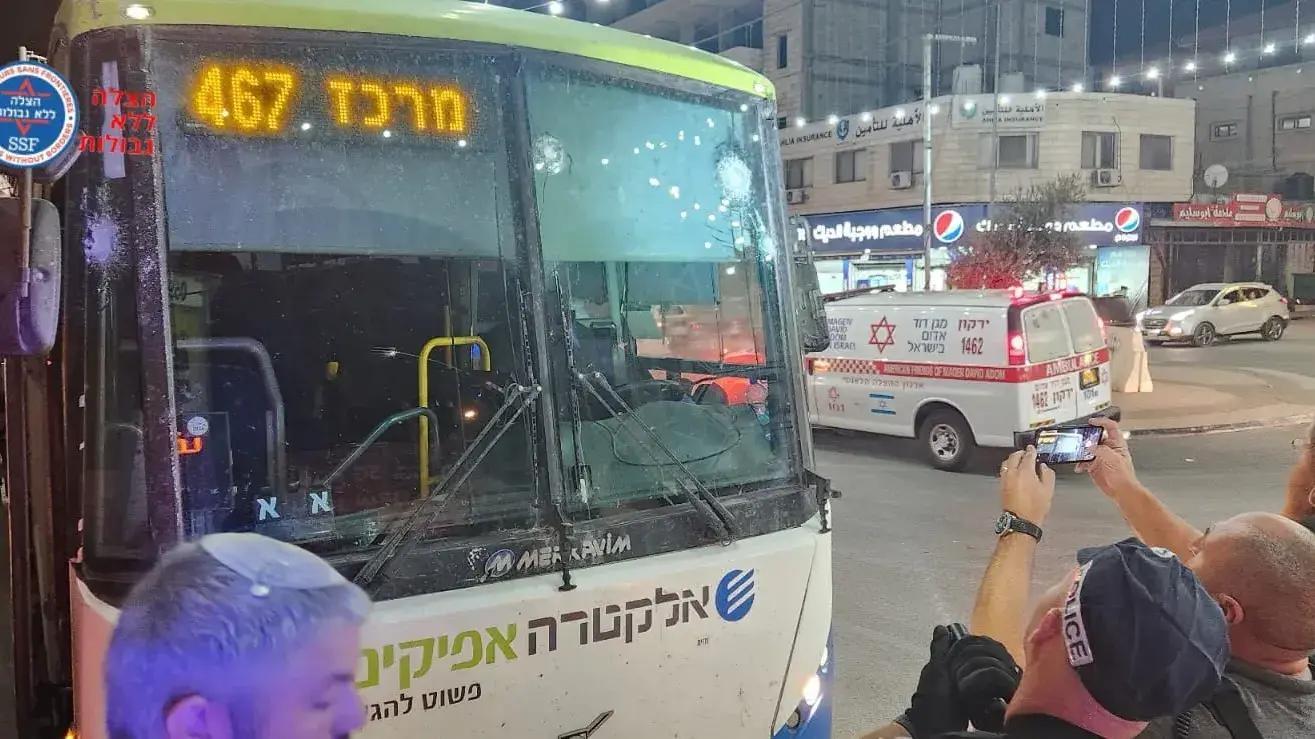 ניסיון פיגוע ירי בחווארה לעבר אוטובוס ישראלי שנסע בכביש שבין צומת הבייתות לעינבוס.אותרו למעלה מ-8 פגיעות בחלון הקדמי של האוטובוס ניסיון פיגוע ירי בחווארה לעבר אוטובוס ישראלי שנסע בכביש שבין צומת הבייתות לעינבוס.אותרו למעלה מ-8 פגיעות בחלון הקדמי של האוטובוס