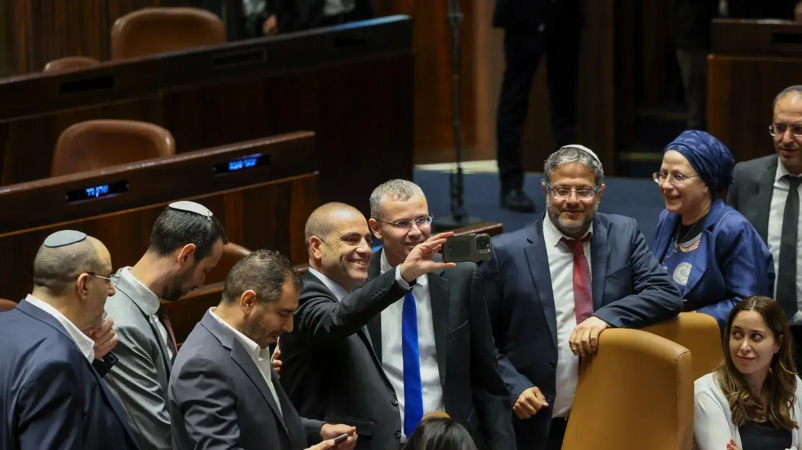 חברי הקואליציה בהם יריב לוין ואיתמר בן גביר מצטלמים לאחר אישור חוק עילת הסבירות בכנסת 24.07.23 חברי הקואליציה בהם יריב לוין ואיתמר בן גביר מצטלמים לאחר אישור חוק עילת הסבירות בכנסת 24.07.23