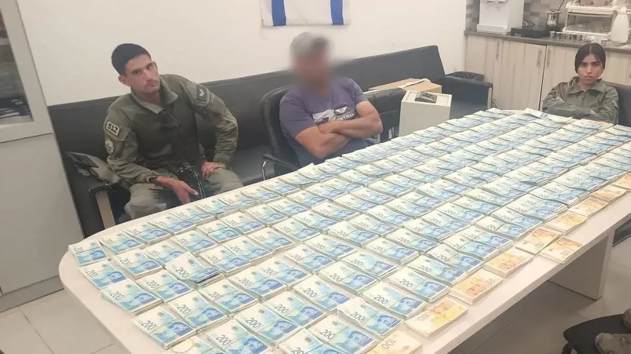 המשטרה תפסה 2.5 מיליון שקלים מולבנים בחנות בניין בשפרעם. 27 ביולי 2023 המשטרה תפסה 2.5 מיליון שקלים מולבנים בחנות בניין בשפרעם. 27 ביולי 2023