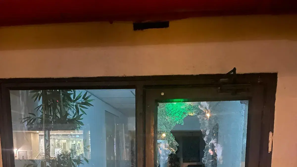 הנזק ב"בית אמיר" לאחר שהסוחטים פרצו למקום הנזק ב"בית אמיר" לאחר שהסוחטים פרצו למקום