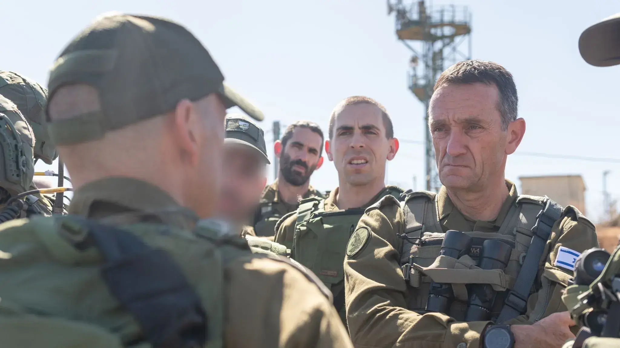 הרמטכ"ל הרצי הלוי סייר לאורך גבול הצפון בעוצבת ״הגליל״ (91) יחד עם מפקד פיקוד הצפון, אלוף אורי גורדין ומפקד עוצבת ״הגליל״, תת-אלוף שי קלפר, 2 באוגוסט 2023 הרמטכ"ל הרצי הלוי סייר לאורך גבול הצפון בעוצבת ״הגליל״ (91) יחד עם מפקד פיקוד הצפון, אלוף אורי גורדין ומפקד עוצבת ״הגליל״, תת-אלוף שי קלפר, 2 באוגוסט 2023