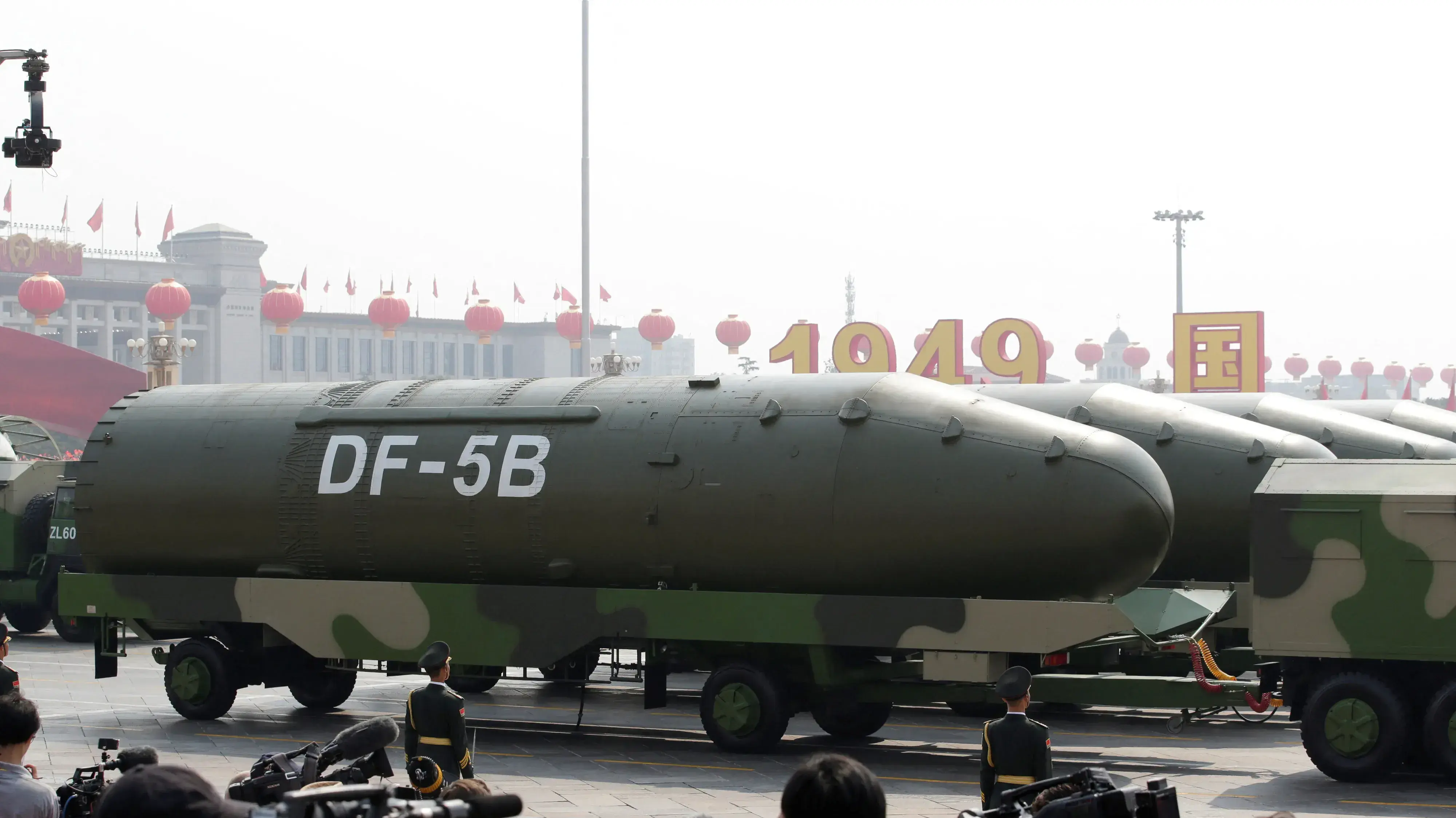 טילי DF-5B בין-יבשתיים במצעד צבאי בבייג'ינג, סין, 1 באוקטובר 2019
טילי DF-5B בין-יבשתיים במצעד צבאי בבייג'ינג, סין, 1 באוקטובר 2019