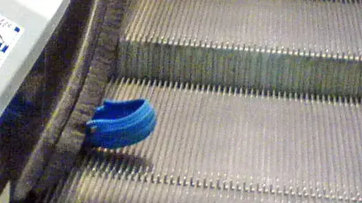 נעל קרוקס תקועה במדרגות נעות נעל קרוקס תקועה במדרגות נעות